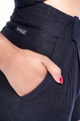 Short de tiro alto color beige, con pinzas delanteras, bolsillos laterales y cierre frontal con botón.