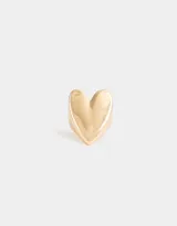 Anillo dorado con forma de corazón.