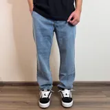 Pantalón de jean celeste con corte holgado.