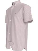 Camisa de manga corta con cuello abotonado y diseño a rayas verticales en tonos rosa y blanco.