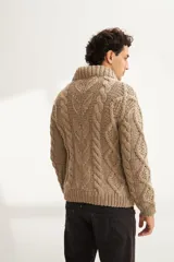 Sweater tejido a mano con ochos y cuello cruzado, color crema. Terminaciones en punto elástico en puños y ruedo. Hecho en Uruguay con lana fina sin teñir.