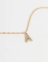 Cadena corta dorada con dije de la letra A cubierto de strass.