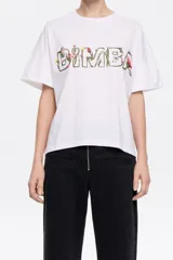 Camiseta blanca de corte boxy con escote redondo, manga corta recta y logo bordado con diseño floral.