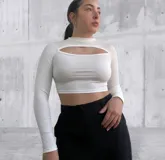 Remera cropped blanca de manga larga con recortes en el pecho, de tejido de canalé.