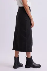 Falda midi de jean negro con abertura frontal y terminación desflecada.