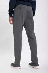 Pantalón gris oscuro de corte recto, con bolsillos laterales y traseros.