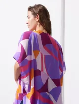 Kimono tejido con estampado geométrico en tonos verde, amarillo y marrón. Tiene mangas amplias estilo japonés y terminación de ruedo con borlas.
