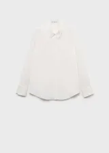 Camisa blanca de corte clásico, manga larga con puños abotonados, cuello camisero y cierre frontal con botones.