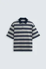 Polo de hombre corte holgado con cuello solapa y cierre de botones. Diseño a rayas horizontales grises y azul marino.