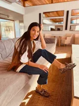 Chaleco plateado reversible con interior de gamulan color crema, con bolsillos delanteros.