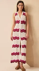 Vestido largo de punto con diseño de ondas en color crudo, rosa y bordó. Tiene escote en V, botones frontales y cartera en el delantero.