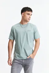 Remera verde agua de manga corta con cuello redondo y estampado en el pecho.