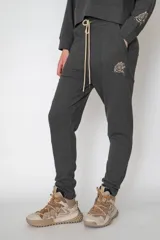 Pantalón de jogging gris confeccionado en jersey, con elástico y cordones en la cintura y puños en los bajos.