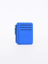 Billetera azul de cuero sintético con cierre de cremallera y múltiples ranuras para tarjetas.