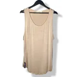 Musculosa color arena de algodón con corte entallado y ruedo curvo.