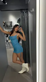 Minivestido turquesa brillante con escote drapeado, breteles finos y frunces laterales con cordones ajustables.