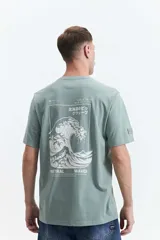 Remera color crema de manga corta con cuello redondo y estampado de una ola estilo Hokusai enmarcada en un rectángulo.