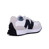 Championes New Balance modelo 327, de estilo retro running, en color blanco con detalles en gris y logo "N" en negro.