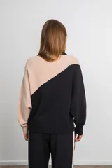 Buzo semi polera manga larga en tejido cashmere, color beige y negro.