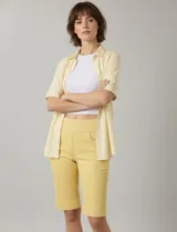 Bermuda blanca de gabardina elastizada con pretina ancha elastizada, bolsillos delanteros simulados y bolsillos traseros aplicados.