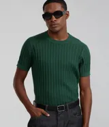 Remera de manga corta y cuello redondo, color verde oscuro, con textura de punto acanalado vertical.