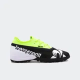 Championes de fútbol Le Coq Sportif modelo Striker Zone, con capellada de tejido elastizado en negro y cuello en color verde neón. Presenta el logo de la marca en blanco en el lateral y la inscripción "le coq sportif" en blanco sobre el talón. Suela con tapones para césped sintético o firme.