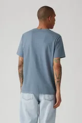 Remera celeste de algodón con cuello redondo y logo de Levi's en el pecho.