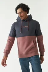 Canguro gris con capucha y cordones, con logo estampado en el pecho y grifa de goma en la manga.