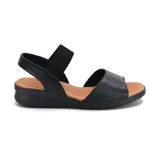 Sandalia casual de cuero color negro con suela color caramelo. Cuenta con una tira ancha de cuero con perforaciones en la parte delantera y una tira elástica en el tobillo para mayor ajuste.