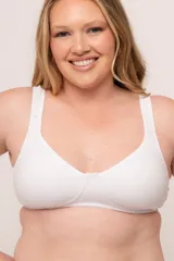 Soutien blanco con copa moldeada, sin aro. Confeccionado en algodón elastizado doble. Breteles anchos, regulables. Broches regulables reforzados en espalda.