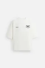 Sudadera relaxed fit color blanco de algodón con cuello redondo y manga corta. Presenta estampados de gráficos y textos combinados a contraste en delantero y espalda.
