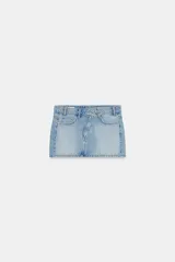 Minifalda de denim celeste, tiro medio, con diseño asimétrico en la cintura y cinco bolsillos.