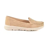Mocasines color rosa claro con capellada perforada, detalle de cordones y suela blanca.