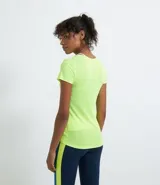 Remera deportiva color verde flúor, de corte clásico, con cuello redondo y mangas cortas.