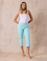 Pantalón capri blanco de algodón, marca Ruby Rd. Delantera con bolsillos simulados, trasera con bolsillos aplicados. Pretina ancha elastizada, corte recto Terminación de ruedo con aplique entrelazado.
