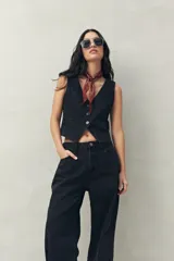 Pantalón de jean celeste de corte ancho, tiro alto y silueta fluida.