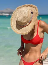 Top de bikini azul eléctrico con textura tejida, modelo de aro con copas removibles, tirantes finos ajustables y cierre de gancho en la espalda.