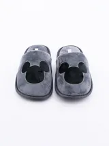 Pantuflas grises de felpa con diseño de Mickey Mouse en negro.