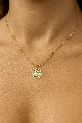 Collar dorado con cadena fina y dije redondo con la imagen de San Benito.