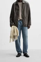 Pantalón de jean gris de corte recto, con cinco bolsillos, efecto lavado y cierre frontal con botones.
