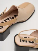 Zuecos clásicos color beige, hechos 100% en cuero vacuno wax y charol, con taco de madera de 5cm de altura y correa trasera ajustable.