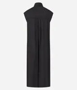 Vestido chemise de lino color negro, con cuello camisero, sin mangas y cierre frontal con botones. Incluye cinturón de tela estampado.