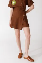 Minifalda marrón con diseño cruzado y cierre con botones.