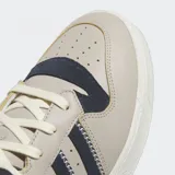 Championes Adidas Rivalry 86 Low color beige con detalles en azul marino.