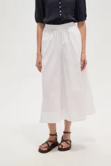 Pantalón blanco de algodón, corte ancho, tiro medio y cintura elastizada.