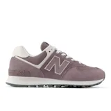 Championes New Balance 574 de dama, color lila con detalles en blanco.