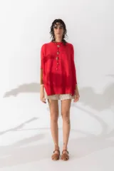 Sweater rojo de algodón con mangas largas color marrón acanalado y cuello redondo.