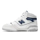 Championes de caña alta New Balance 650, color blanco con detalles en azul marino y gris.