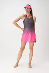 Conjunto deportivo fucsia que incluye un vestido corto con espalda deportiva y un short ajustado.