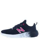 Zapatillas deportivas de New Balance, color negro con detalles en magenta y blanco, diseñadas para ofrecer comodidad y soporte en actividades de running.